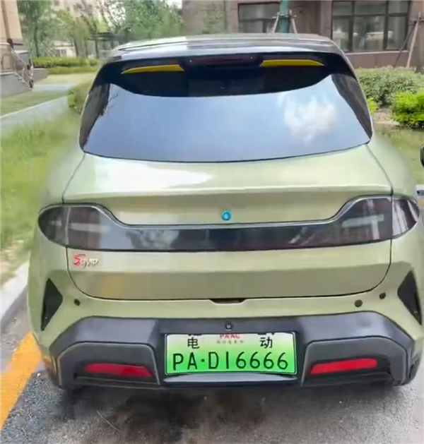 星歐平台官網:離譜!小米YU7還未上市 老頭樂版已交付:車標是“M七”